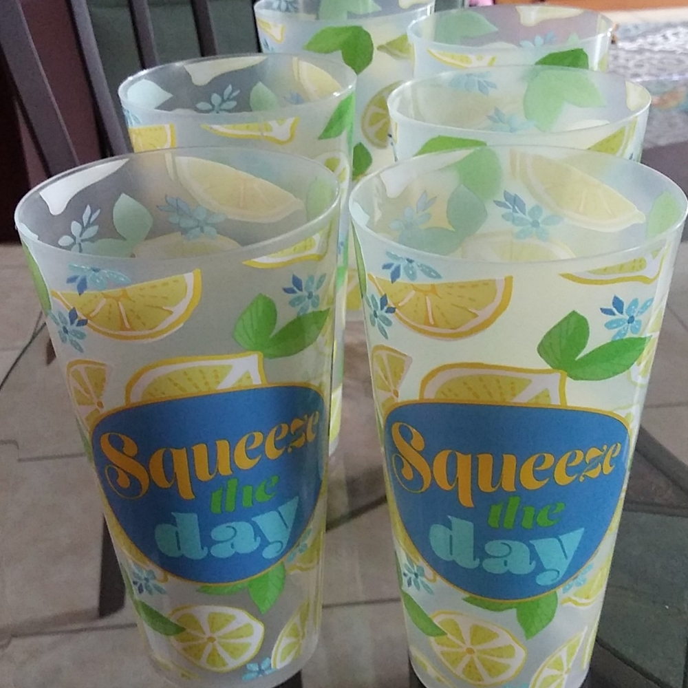 Set of 6 plastic drinking cups